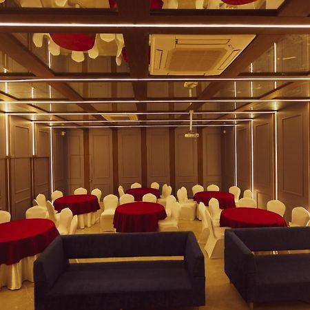 Hotel Kiran Miraj Dış mekan fotoğraf
