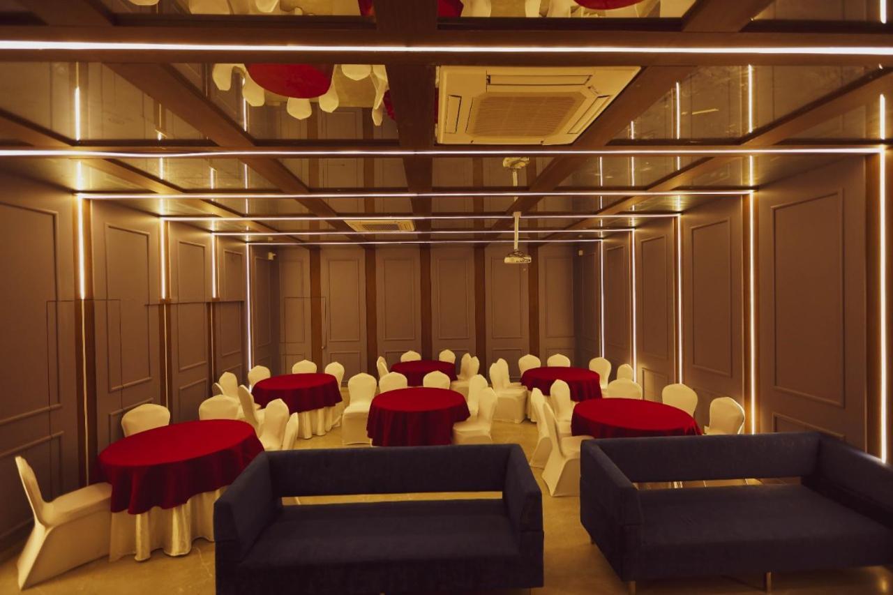 Hotel Kiran Miraj Dış mekan fotoğraf